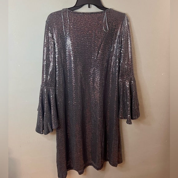 Vince Camuto silver Dress with sleeves - Picture 6 of 6